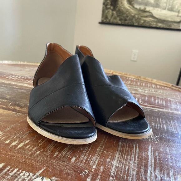 BLACK SANDALS FOR SUMMER AND FALL - Picture 3 of 6